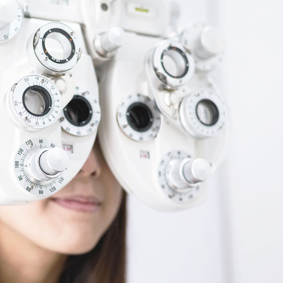 Synstest til briller og kontaktlinser hos optiker Smarteyes Synstest til briller og kontaktlinser hos optiker Smarteyes